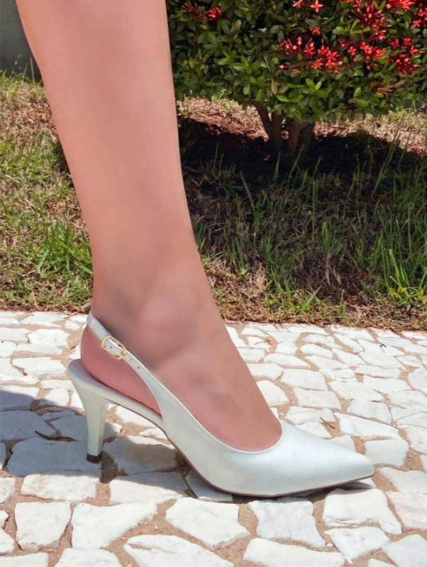 Scarpin Branco Couro Salto Médio Slingback Aria