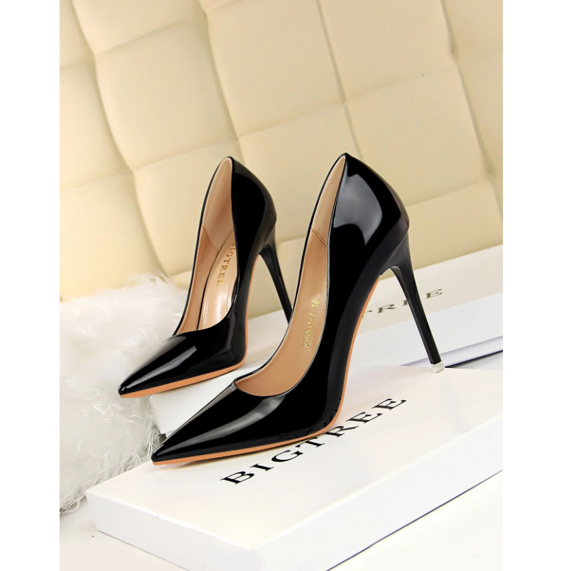 Scarpin Preto Couro Salto Alto Bico Fino Vénus