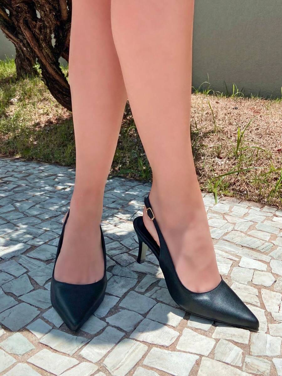 Scarpin Preto Couro Salto Médio Slingback Aria