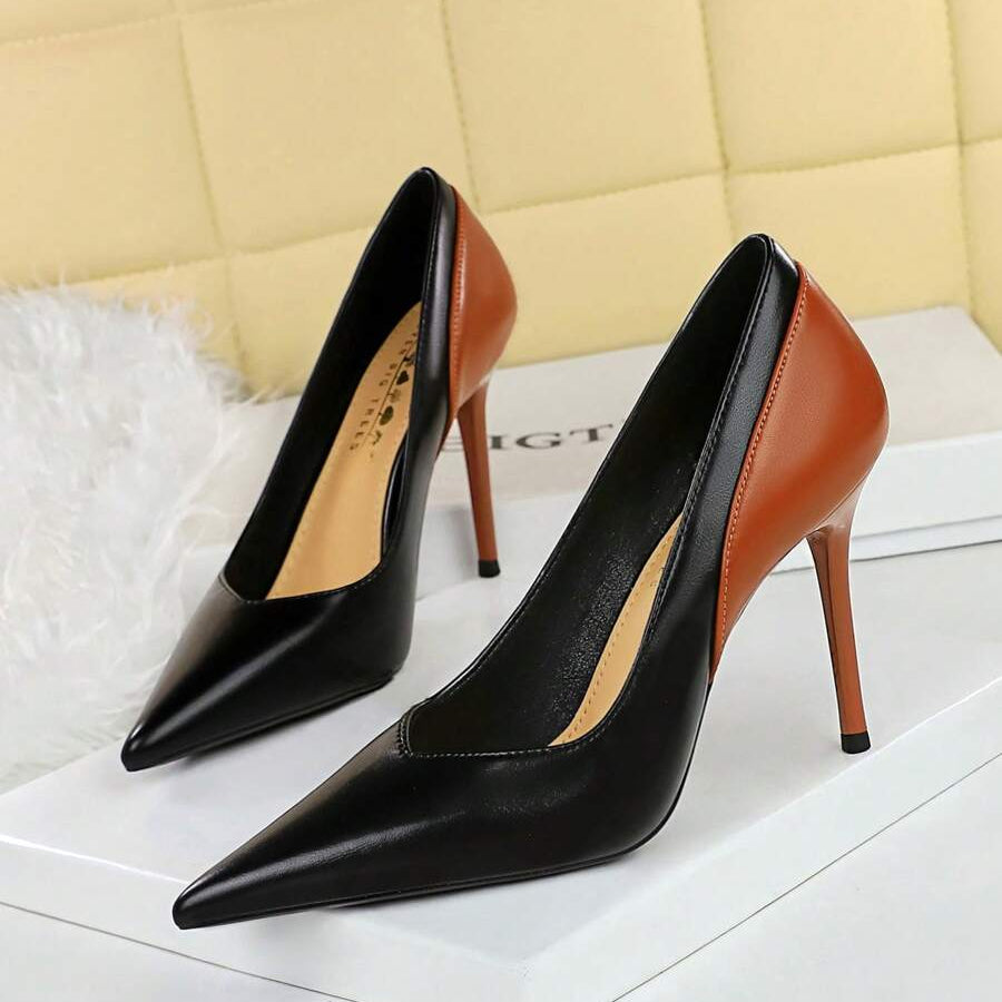 Scarpin Preto com Marrom Salto Alto Bico Fino Vénus