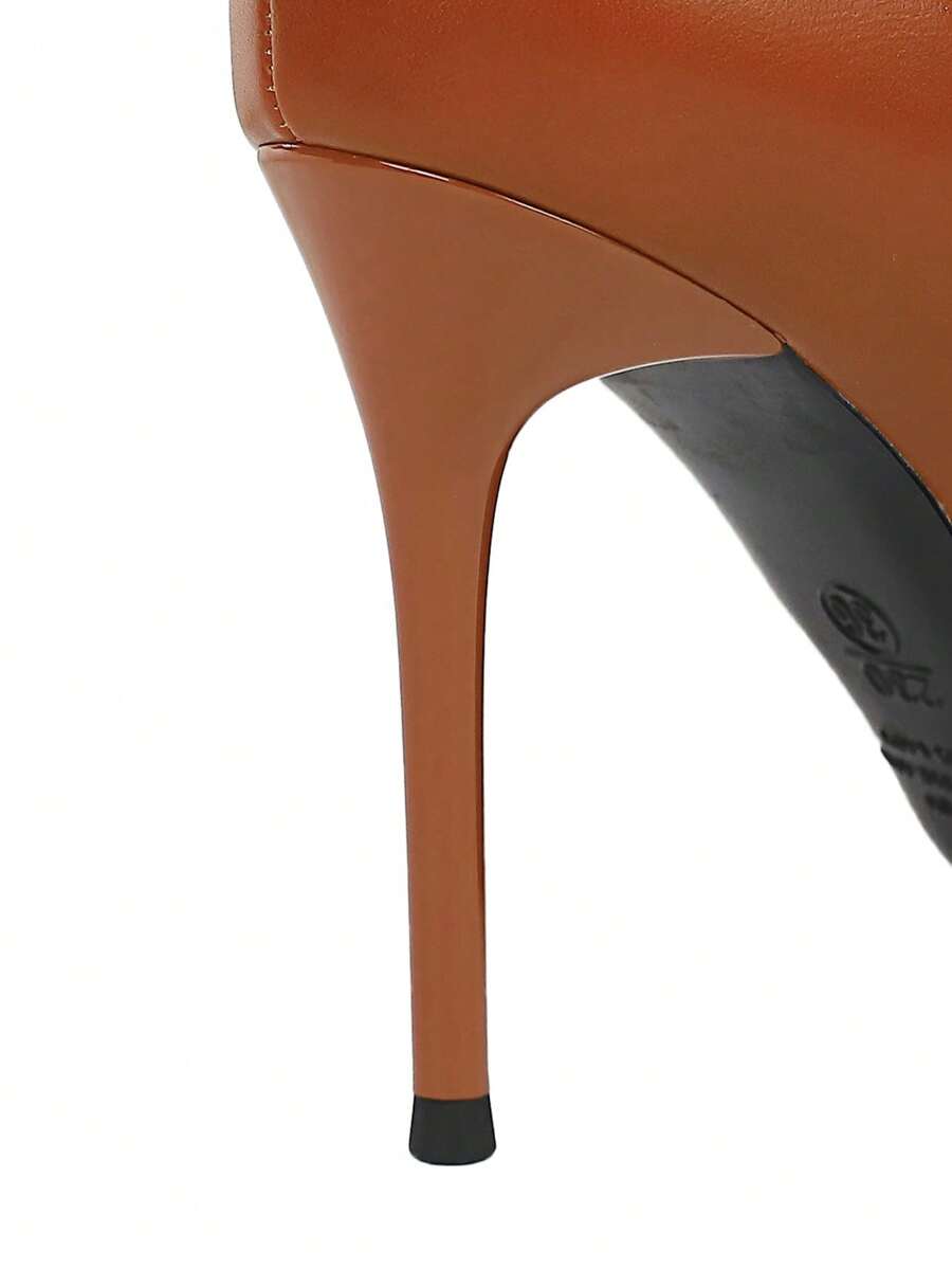 Scarpin Preto com Marrom Salto Alto Bico Fino Vénus