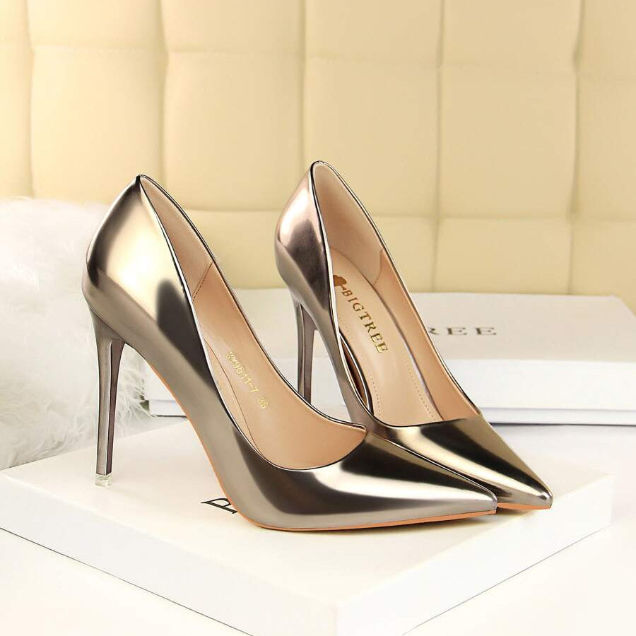 Scarpin Dourado Couro Salto Alto Bico Fino Vénus