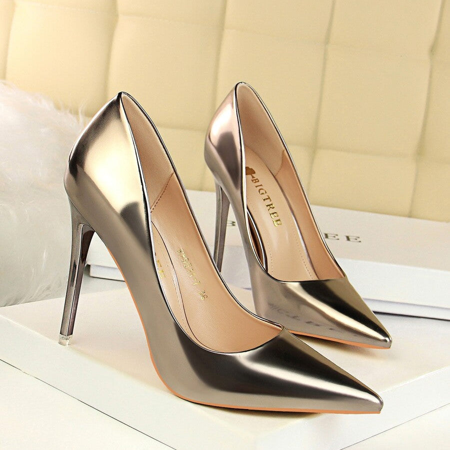 Scarpin Dourado Couro Salto Alto Bico Fino Vénus