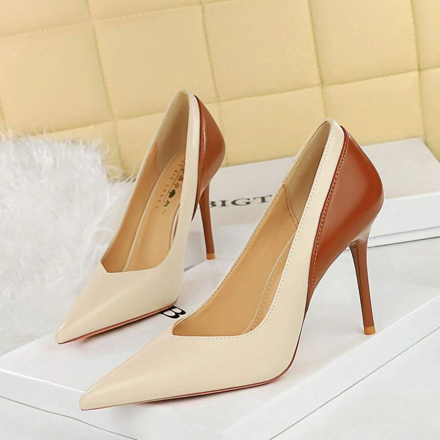 Scarpin Bege com Marrom Salto Alto Bico Fino Vénus