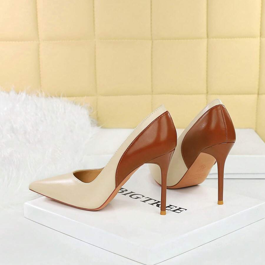Scarpin Bege com Marrom Salto Alto Bico Fino Vénus