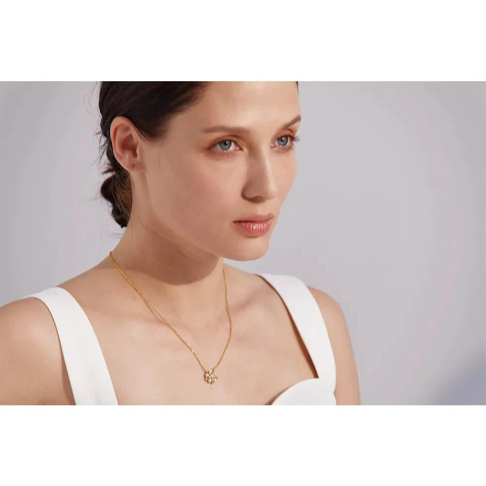 Colar Minimalista com Pérolas e Zircônias Banhado a Ouro 18K