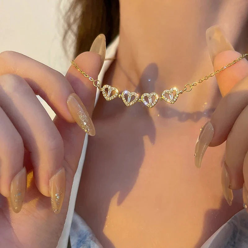 Colar Trevo de Quatro Corações Magnetico com Zircônias Banhado a Ouro 18K