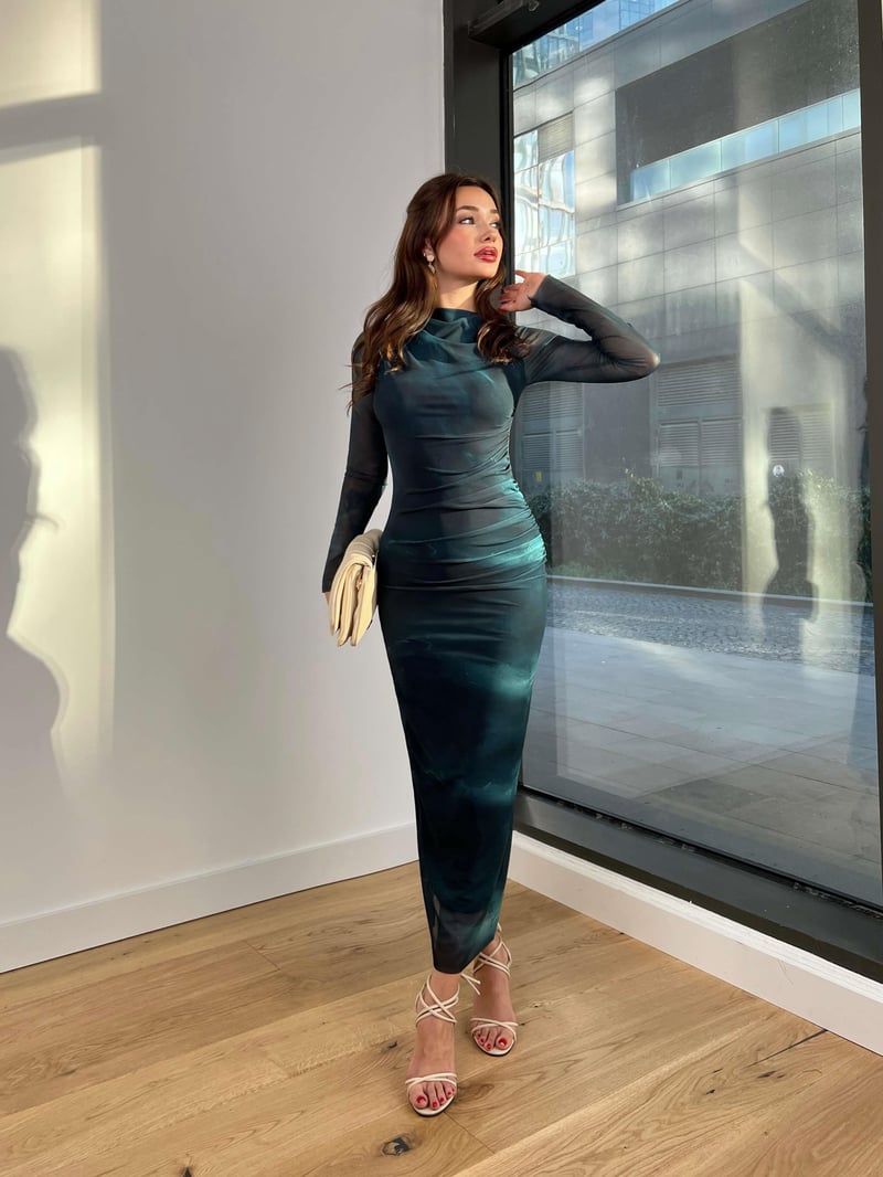 Vestido Midi Vanessa verde Colin com manga longa de tule detalhado