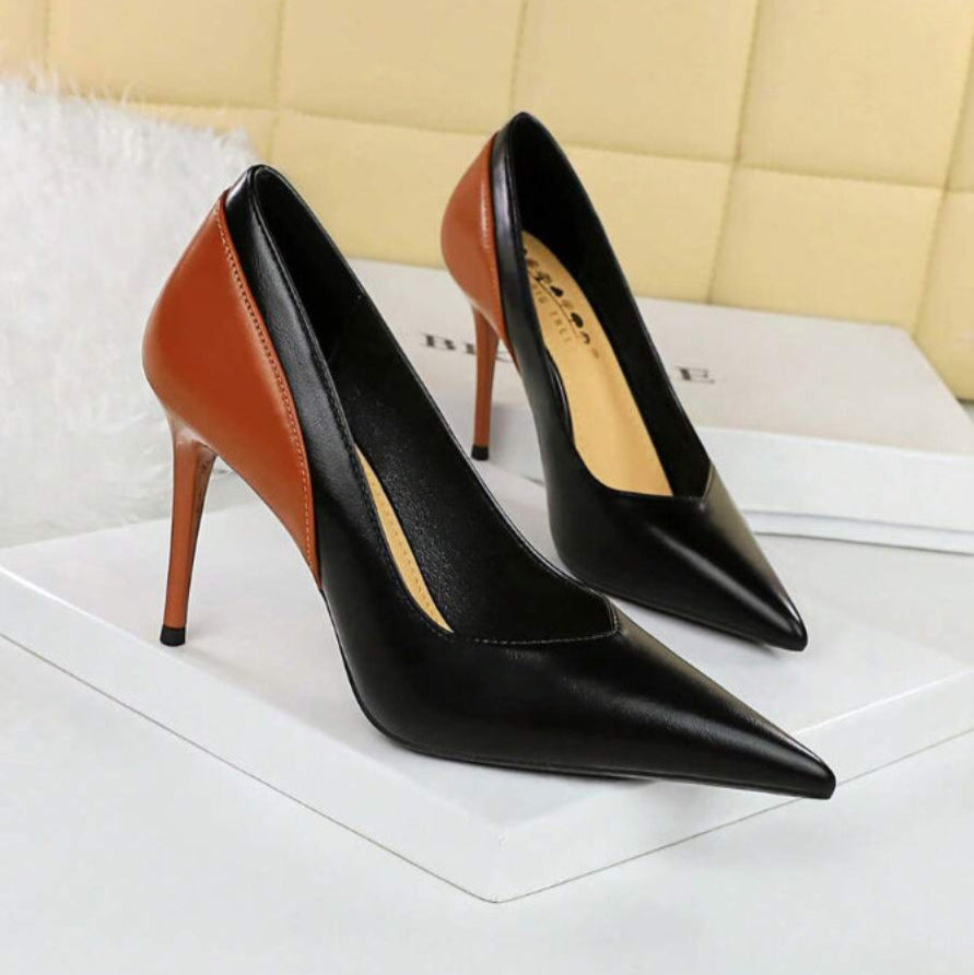 Scarpin Preto com Marrom Salto Alto Bico Fino Vénus