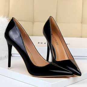 Scarpin Preto Couro Salto Alto Bico Fino Vénus